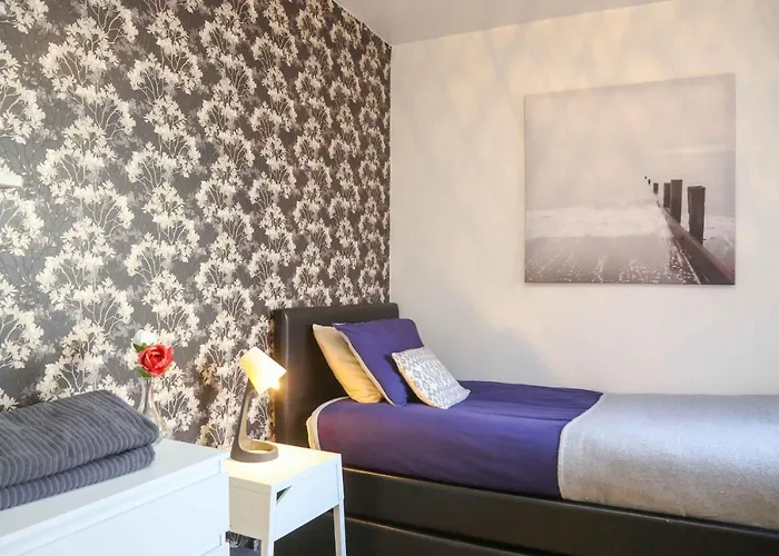 Perfect Central City Location - Parking - 3 Beds - 2 Bedrooms