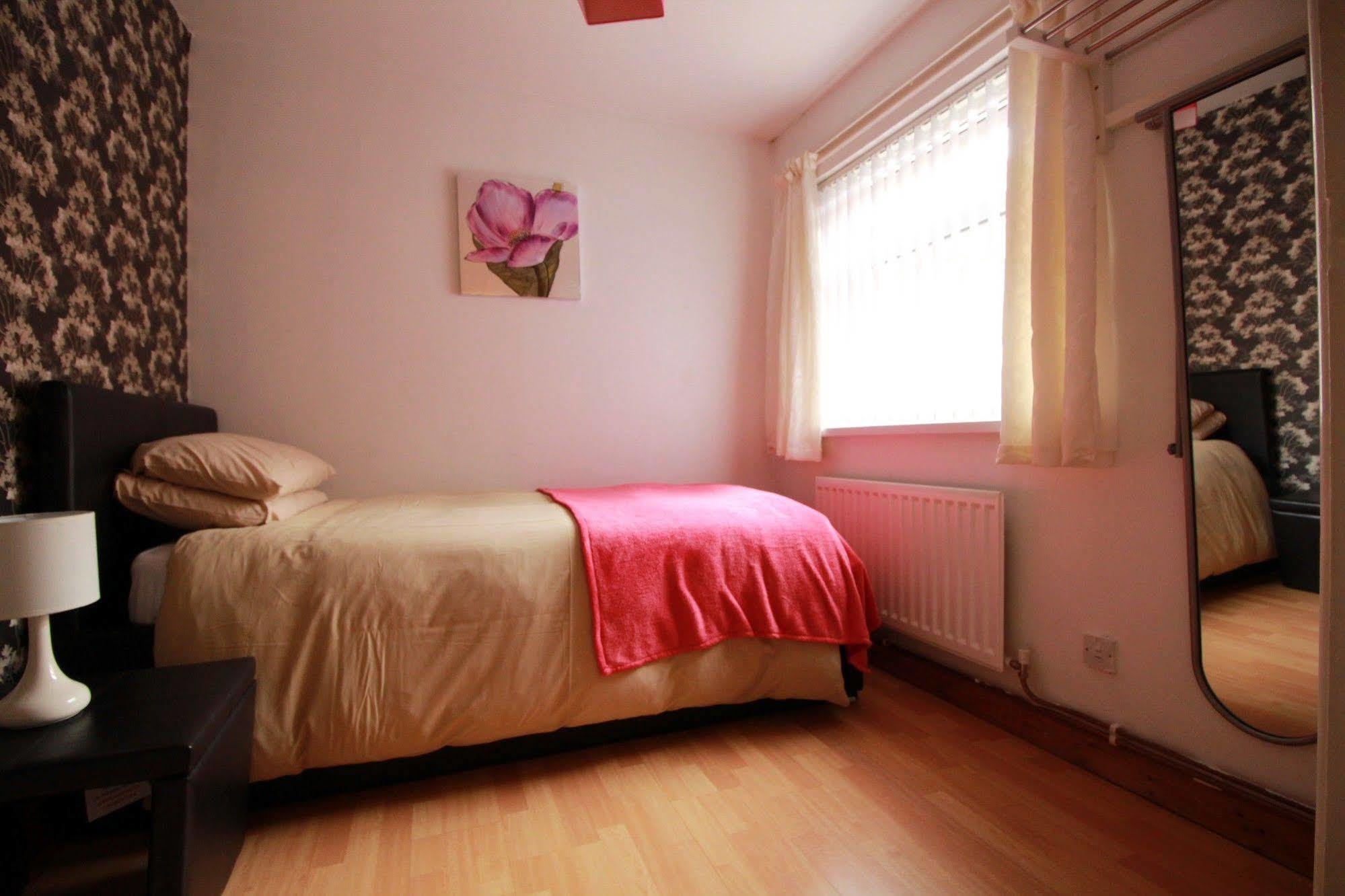 Apartment Perfect Location - Parking - 3 Beds - 2 Bedrooms