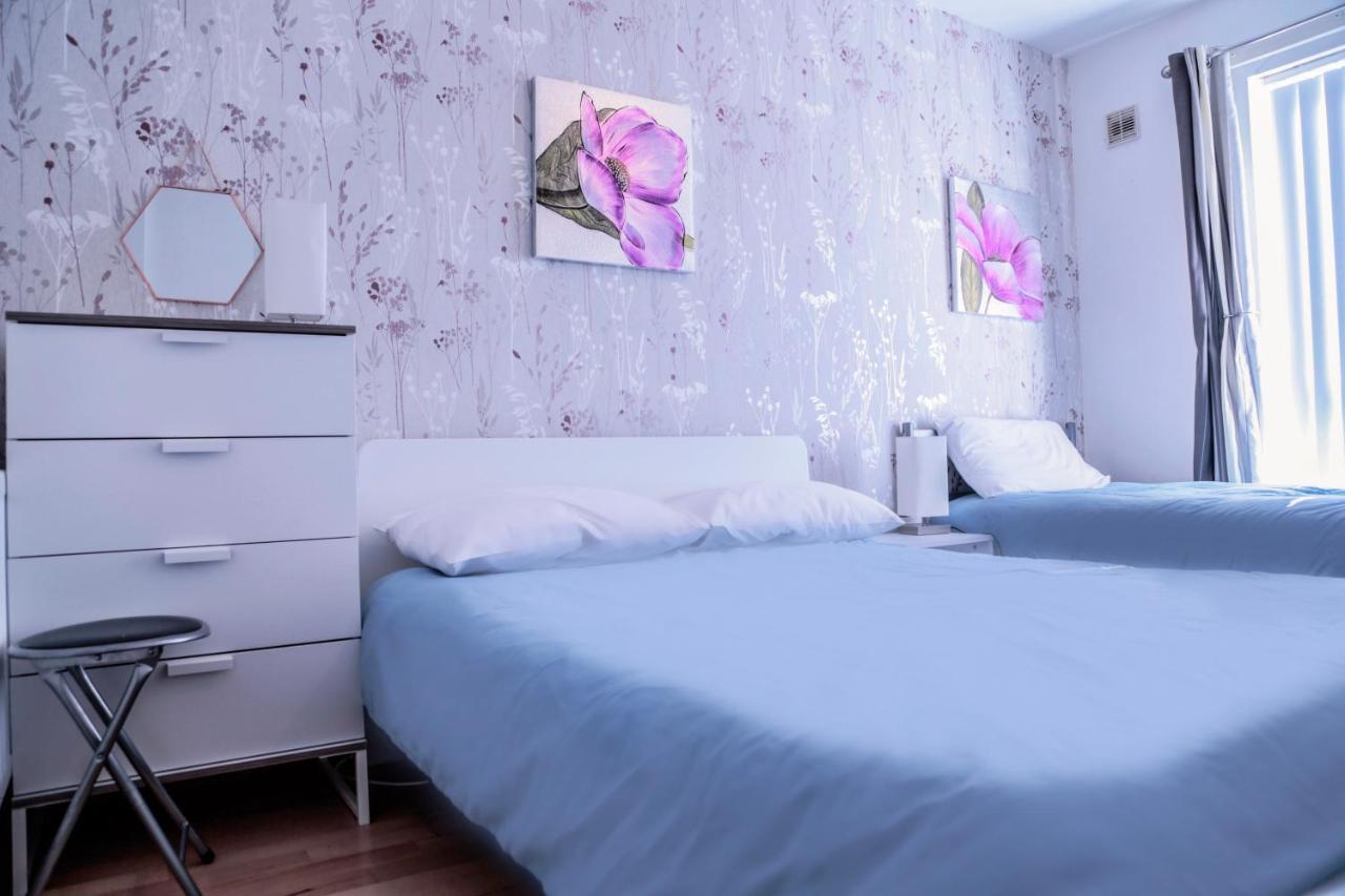 Perfect Location - Parking - 3 Beds - 2 Bedrooms Apartment