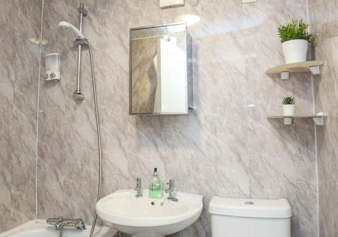 Perfect Location - Parking - 3 Beds - 2 Bedrooms Apartment *