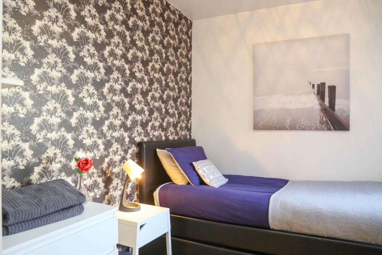 Perfect Location - Parking - 3 Beds - 2 Bedrooms Appartement *